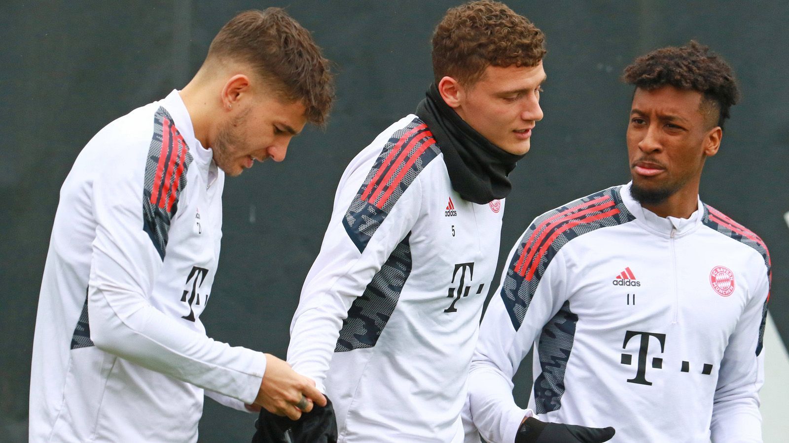 
                <strong>Bundesliga-Liebe</strong><br>
                Klar: Vor allem die Bayern-Fans fiebern mit, schließlich stehen in Dayot Upamecano, Benjamin Pavard und Kingsley Coman drei FCB-Stars im Kader, Lucas Hernandez gehörte bis zu seinem Kreuzbandriss auch dazu. Die Gladbacher drücken Marcus Thuram die Daumen, die Frankfurter Randal Kolo Muani. Und auch sonst sind so viele Frankreich-Legionäre in der Bundesliga, dass der "Equipe Tricolore" die Daumen gedrückt werden.
              