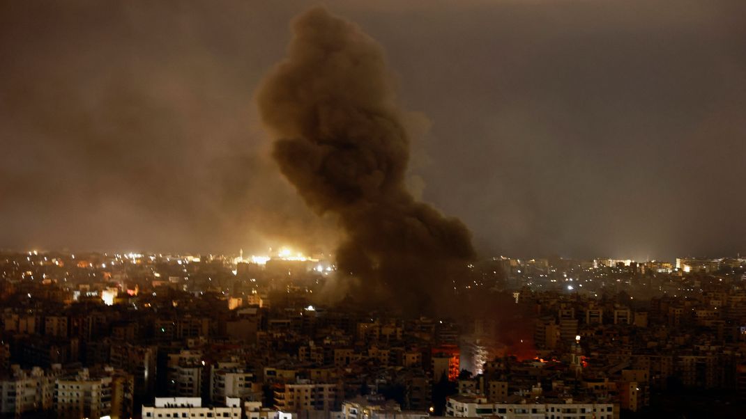 Rauch über der libanesischen Hauptstadt Beirut. Bei Angriffen des israelischen Militärs wurde ein Kommandant der Hisbollah getötet.