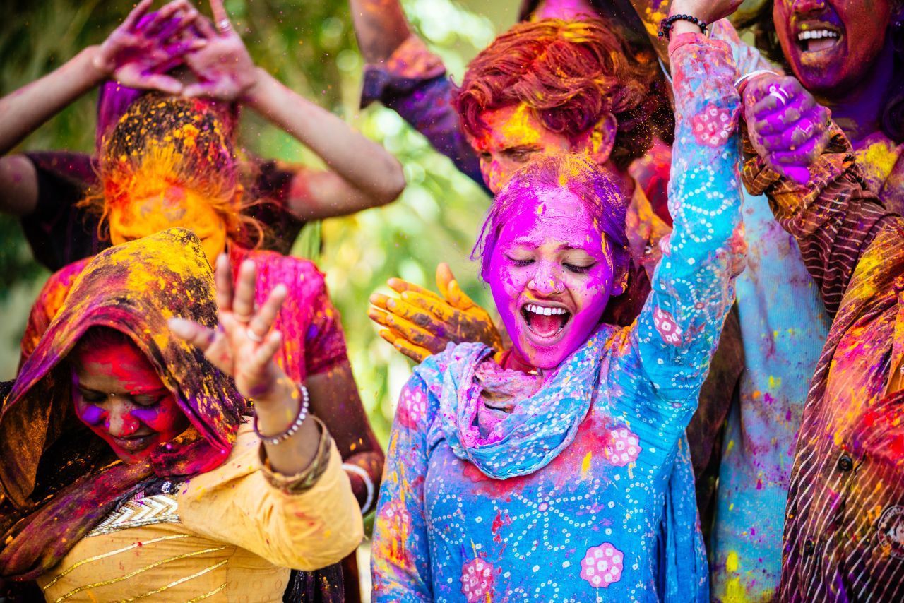 Beim Holi-Fest in Indien überschütten sich die Menschen mit Farbpulver und Wasser. Diese Farbexplosion läutet den Beginn des Frühlings ein. An diesem einzigen Tag im Jahr sind alle gleich: Kasten, Religionen, Alter und Geschlecht spielen keine Rolle.