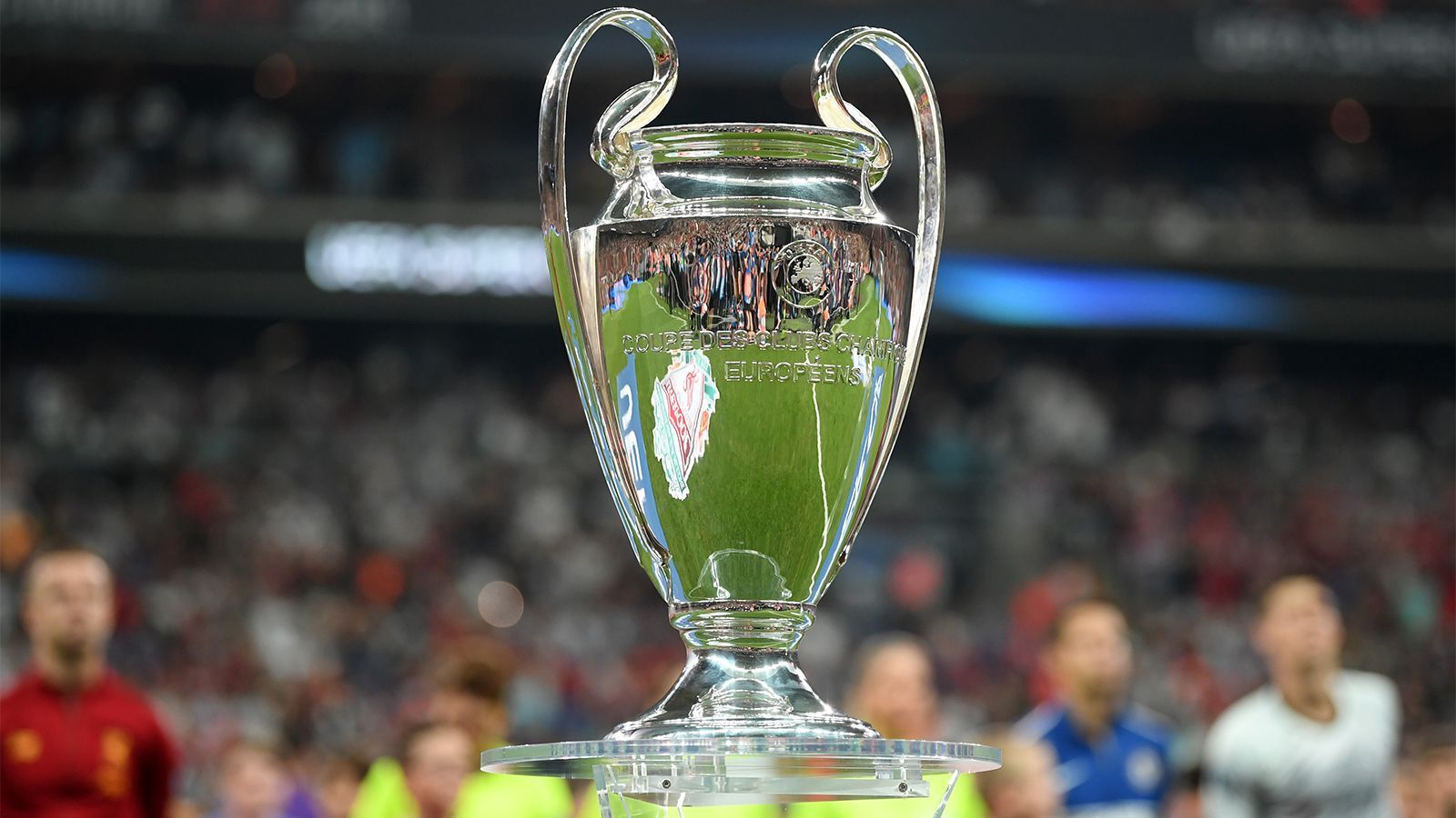 
                <strong>Die Gruppenphase der Champions League 2019/20</strong><br>
                Borussia Dortmund hat in der Gruppenphase der Champions League Hammergegner erwischt. Der BVB muss gegen den FC Barcelona, Inter Mailand und Slavia Prag ran. Rekordmeister Bayern München tritt gegen Tottenham Hotspur, Olympiakos Piräus und Roter Stern Belgrad an. Bayer Leverkusen misst sich mit Juventus Turin, Atletico Madrid und Lokomotive Moskau. Und RB Leipzig spielt gegen Zenit St. Petersburg, Benfica Lissabon und Olympique Lyon. Alle Gruppen in der Übersicht.
              