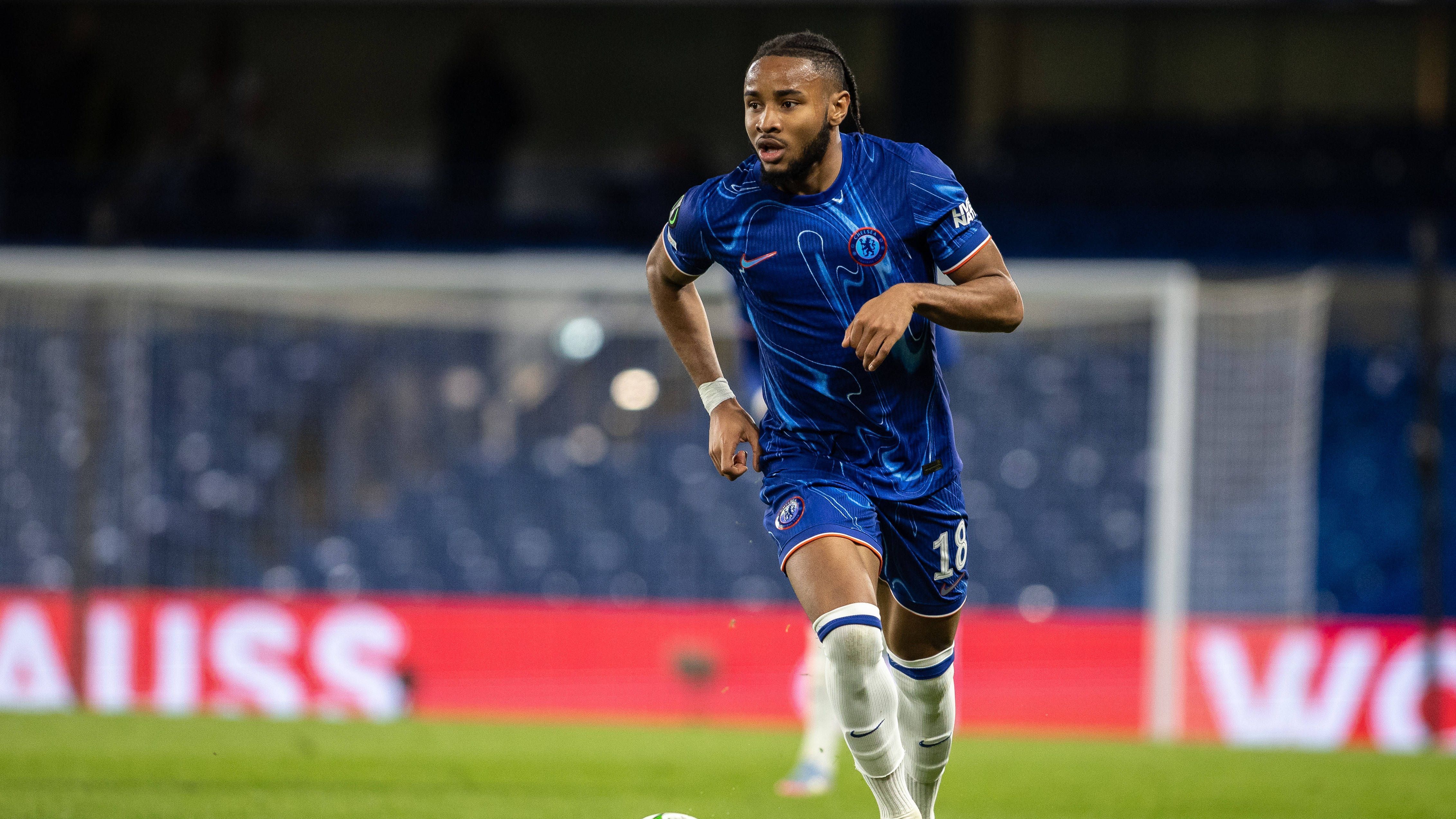 <strong>Christopher Nkunku (FC Chelsea)</strong><br><em>Laut "Sky" hat Bayern wieder ein Auge auf den ehemaligen Leipziger Angreifer geworfen. Nkunku will unbedingt einen dauerhaften Abgang von den Londonern, obwohl sein Vertrag noch bis 2029 läuft. Mit den Münchnern hatte man im Winter schon eine mündliche Einigung erzielt, der Deal zerschlug sich allerdings. Auch andere Top-Klubs haben ein Interesse bei dem Franzosen hinterlegt.</em>