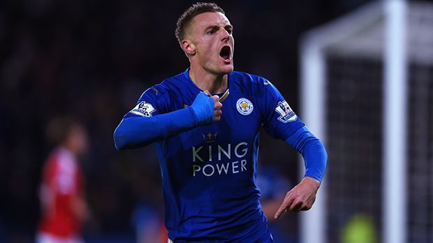 
                <strong>Jamie Vardy</strong><br>
                Jamie Vardy: Seine Geschichte ist zum Symbol für Leicesters Aufstieg geworden: Aus der siebten englischen Liga spielte sich Jamie Vardy an die Spitze der Premier League. Vor fünf Jahren kickte Vardy für den FC Halifax Town, einen Klub der Nothern Premier League, den bis vor ein paar Monaten auch in England kaum jemand kannte. Aktuell hat er gute Chancen, nicht nur die Meisterschaft zu gewinnen, sondern auch Torschützenkönig zu werden. Harry Kane traf aktuell lediglich einmal mehr. 2010/11 war er allerdings noch erfolgreicher: Bei Halifax schoss er 27 Saisontore - das bedeutete damals die Meisterschaft. Allerdings sechs Spielklassen tiefer. Ob der 29-Jährige damals an die ganz große englische Meisterschaft gedacht hatte?
              