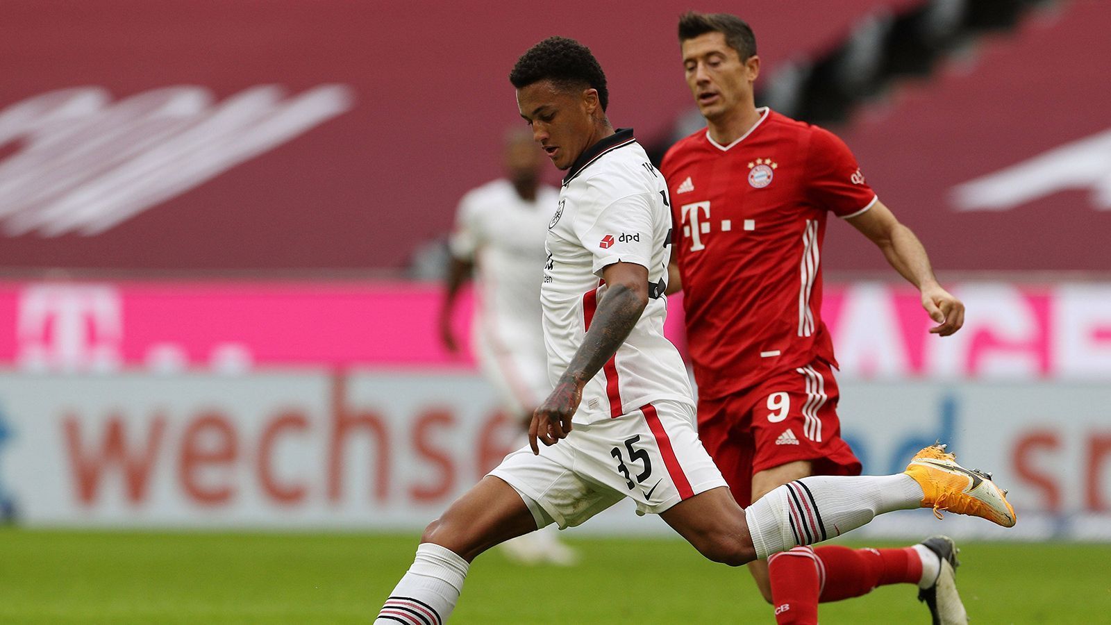 
                <strong>Tuta wird zum 402. Frankfurter Startelfspieler</strong><br>
                Er ist der 402. Spieler in der Startelf von Eintracht Frankfurt in einem Bundesligaspiel. Tuta stand bei der 0:5-Niederlage beim FC Bayern erstmals von Beginn an für die Eintracht auf dem Platz und erweitert diese Liste damit. Bei der Anzahl der Spieler in der Startelf ist die Eintracht schon längst in einer eigenen Liga unterwegs. Auf Platz zwei folgen der FC Schalke 04 und der Hamburger SV mit jeweils 387 Spielern, die in einem Bundesligaspiel von Beginn an auf dem Rasen standen. Tutas Startelf-Debüt hätte natürlich besser laufen können. Fünf Gegentore sind für den brasilianischen Innenverteidiger keine schöne Erinnerung. 
              