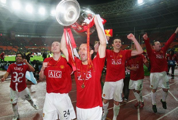 
                <strong>Ryan Giggs</strong><br>
                ... und darf nach einem verschossenen Elfmeter von Nicolas Anelka erneut den Henkelpott in die Höhe stemmen. Bemerkenswert ist, dass Giggs längst nicht zum alten Eisen gehört. Im Gegenteil: 2009 wird er Spieler des Jahres in England.
              