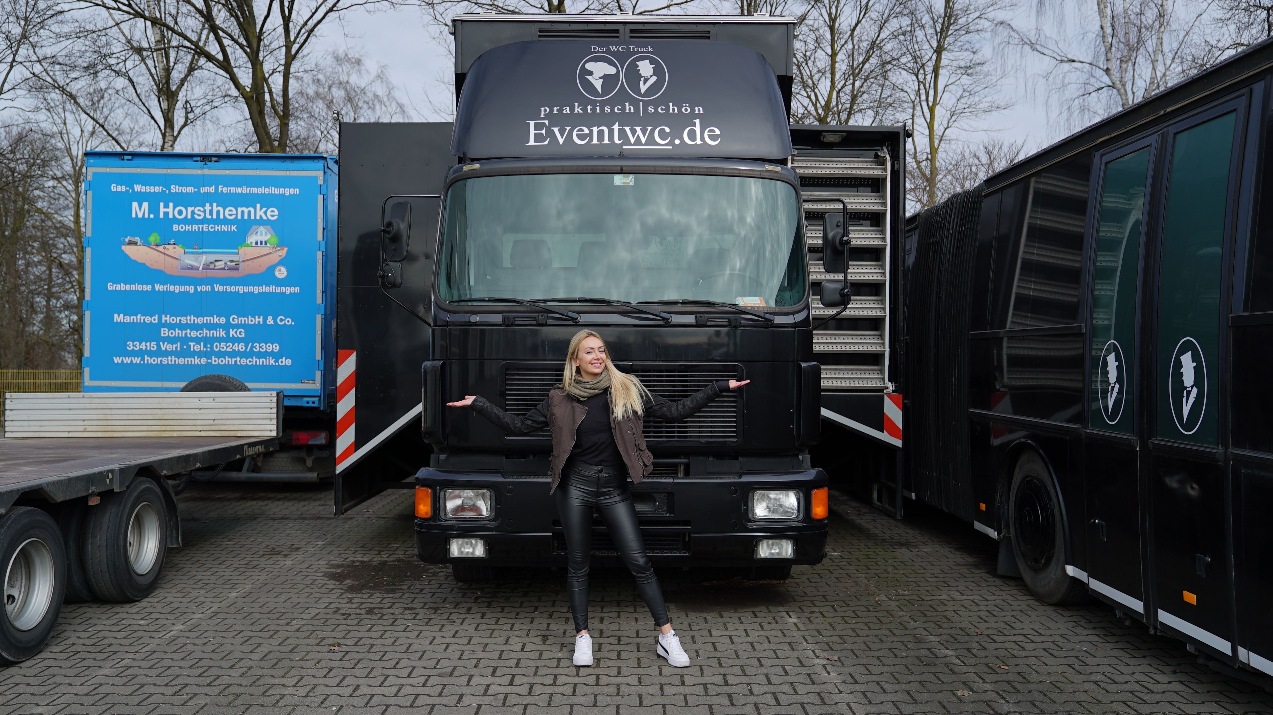 "Trucker Babe" Julia vor ihrem umgebauten Truck mit Luxus-Toiletten.