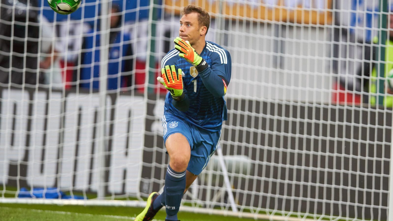 
                <strong>Manuel Neuer</strong><br>
                Das DFB-Team verpatzt den letzten Test vor der Bekanntgabe des endgültigen WM-Kaders und verliert mit 1:2 in Österreich. ran.de stellt ein schwaches Zeugnis für die Mannschaft von Joachim Löw aus.Mauel Neuer tritt erst durch einen Fehlpass in Erscheinung. Den darauf folgenden Torschuss pariert er aber. Nach 31 Minuten ist er bei einer Chance von Florian Grillitsch gefordert und glänzt mit einem starken Reflex. Bei den beiden Gegentreffern ist er chancenlos. Letztendlich ist es ihm zu verdanken, dass die Niederlage nicht noch höher ausfällt. ran-Note: 2
              