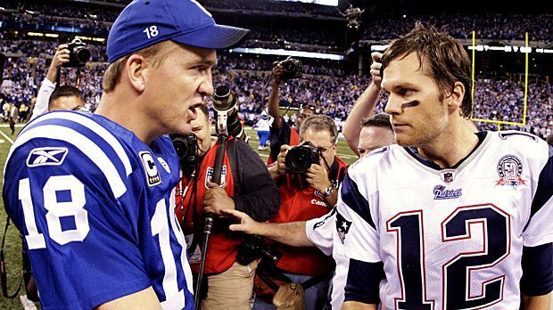 
                <strong>Tom Brady vs Peyton Manning</strong><br>
                Der Draft-Vergleich: Manning startete seine NFL-Karriere bereits mit vielen Vorschusslorbeeren: Beim Draft 1998 wurde er von den Indianapolis Colts an erster erster Stelle gezogen. Dagegen musste sich Brady 2000 deutlich länger gedulden. Erst als 199. Pick wurde der gebürtige Kalifornier gedraftet - die Patriots "erbarmten" sich in der vorletzten der sieben Draft-Runden. Dementsprechend war "The Comeback Kid" zunächst auch nur die Nummer fünf der Spielmacher in seinem Team.
              