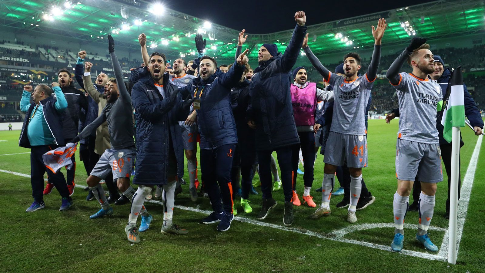 
                <strong>In der Europa League noch gut im Rennen</strong><br>
                Dieser fruchtete, wie wir mittlerweile wissen. In der Europa League sorgte Basaksehir in der vergangenen Saison für Unterhaltung - und bei einem Bundesligisten für schlechte Erinnerungen. Denn in der Gruppenphase schien schon alles vorbei, doch ein Last-Minute-Tor zum 2:1 bei Borussia Mönchengladbach brachte doch noch das Ticket für die K.o.-Phase und das Aus für die Borussia. Für den Erdogan-Klub war schließlich im Achtelfinale gegen den FC Kopenhagen (1:0 und 0:3) Endstation.
              