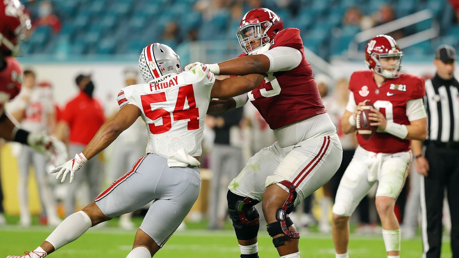 
                <strong>Evan Neal (Offensive Tackle, Alabama Crimson Tide)</strong><br>
                Der NFL Draft 2022 könnte den vielleicht besten Tackle-Jahrgang seit einigen Jahren hervorbringen. Mit einer Körpergröße von über zwei Metern und einem Gewicht von rund 160 (!) Kilogramm gilt Evan Neal als der massivste. Schon in der High-School galt der Junior als Top-Talent, in Alabama spielte er zudem variabel und startete sowohl als Tackle als auch als Guard. Auch er nimmt nicht an den Combine-Drills teil. "Ich hatte eine lange Saison", sagte Neal. "Ich wollte mir ein bisschen mehr Zeit für die Vorbereitung geben. Nachdem ich mit meinem Agenten gesprochen hatte, war er der Meinung, dass dies der beste Weg für mich wäre."
              