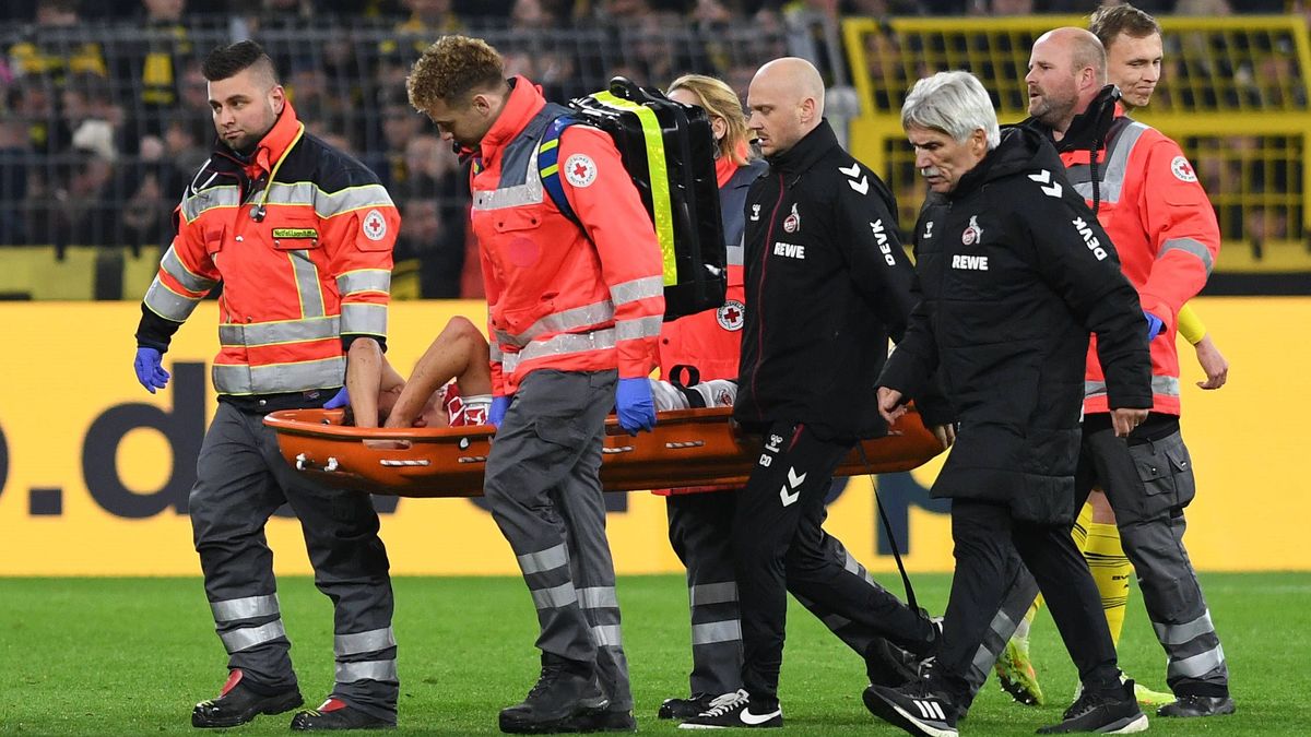 Timo Huebers (1. FC Koeln) verletzt waehrend des Spiels der Bundesliga zwischen Borussia Dortmund und 1. FC Köln, Signal Iduna Park am 25. October 2025 in Dortmund, Deutschland. (Foto von Ralf Tree...
