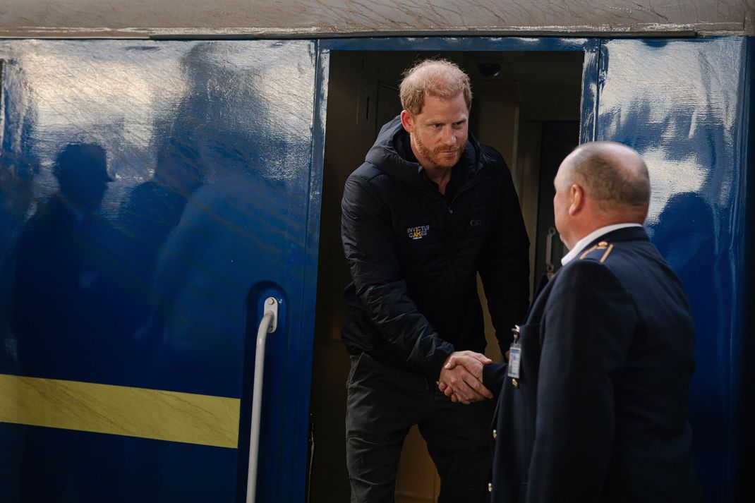 Auf diesem von der ukrainischen Eisenbahn Ukrzaliznytsia zur Verfügung gestellten Foto kommt der britische Prinz Harry auf dem Hauptbahnhof an. 