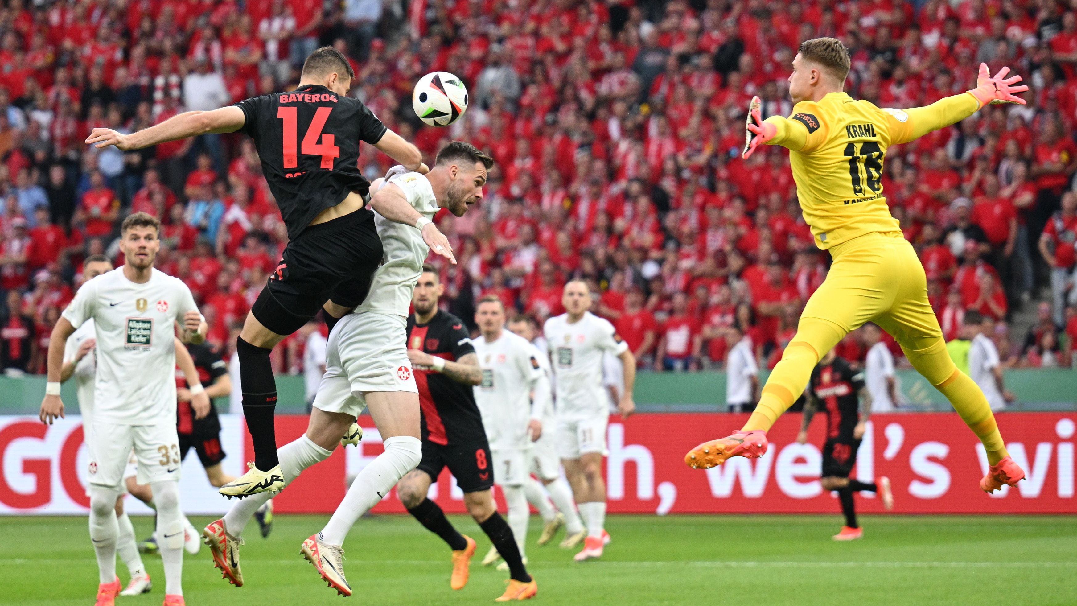 <strong>Patrik Schick (Bayer Leverkusen)</strong><br>Als Wandspieler oft mit dem Rücken zum Tor, bekommt nur sehr wenige Bälle und wird nicht in Szene gesetzt. Ab und an technisch unsauber, bleibt ohne nennenswerte Aktion im Strafraum. Wird Opfer des Platzverweises und anschließender Systemumstellung und hat nach 45 Minuten Feierabend. Für ihn kommt Stanisic. <strong><em>ran</em></strong>-Note: 4