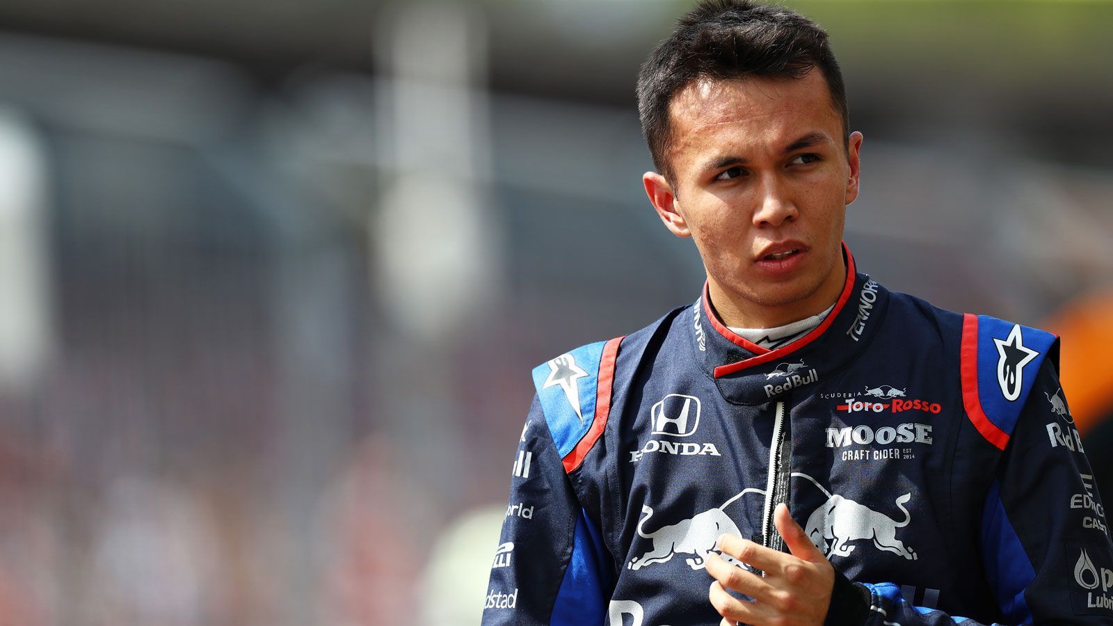 
                <strong>Alexander Albon (Aston Martin Red Bull Racing)</strong><br>
                Alexander Albon absolviert eine beeindruckende Rookie-Saison. Im Cockpit des Toro Rosso wusste der in London geborene Thailänder so sehr zu überzeugen, dass er bereits in der Sommerpause ins Red-Bull-Team aufstieg und dort den glücklosen Pierre Gasly ersetzte. Dort macht er sich so gut, dass er den Platz für 2020 an der Seite von Verstappen erhielt.Vertrag bis: Ende 2020
              