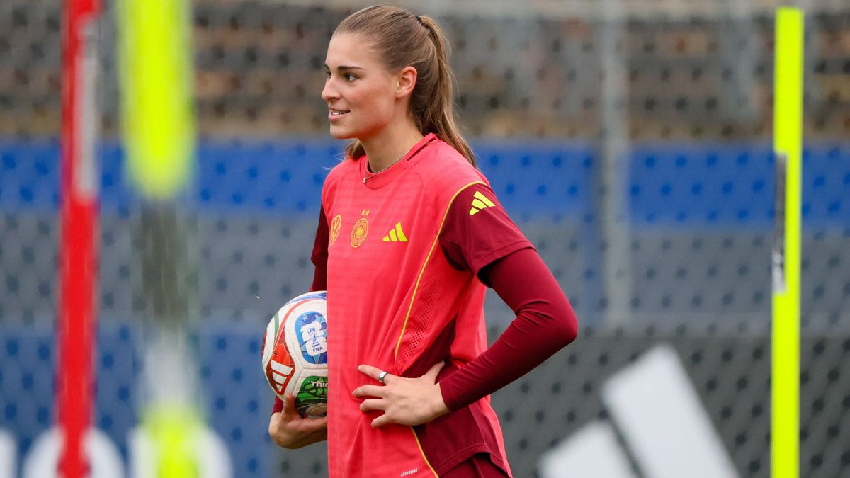 Düsseldorf, Deutschland 21. Oktober 2025: Fußball-Frauen-Nationalmannschaft - Training - 21.10.25 Im Bild: Jule Brand (Deutschland) beim Training in Düsseldorf DFB regulations prohibit any use of p...