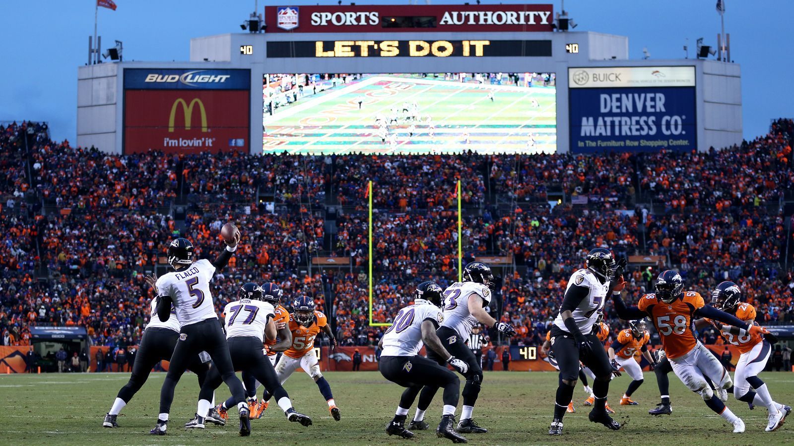 
                <strong>12. Januar 2013: Baltimore Ravens at Denver Broncos (Divisional Round)</strong><br>
                Mit dem neuen Hoffnungsträger Peyton Manning, der vor der Saison von den Colts gekommen war, sowie elf Siegen in Serie gingen die Broncos in ihr Heimspiel gegen die Baltimore Ravens. Heraus kam ein Spiel, das als "Mile High Miracle" in die Geschichtsbücher einging. Blöd für die Broncos: Das Wunder schafften die Ravens. Deren Quarterback Joe Flacco packte in der letzten Minute einen 70-Yards-Pass zum Touchdown aus, den die Defense völlig falsch einschätzte. Es folgte eine doppelte Overtime, in der schließlich Rookie-Kicker Justin Tucker mit einem Field Goal aus 47 Yards für den 38:35-Sieg für die Ravens sorgte. Deren Triumphzug ging danach weiter. Am Ende stand der Super-Bowl-Sieg gegen die San Francisco 49ers.
              