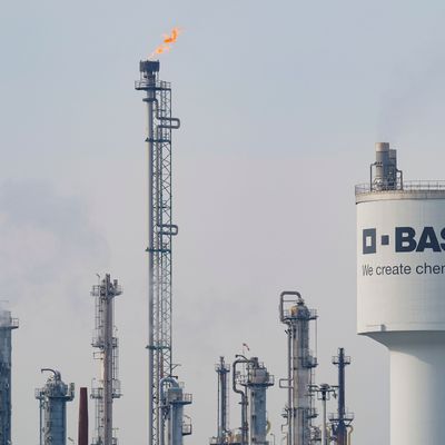 BASF will weltweit 2600 Stellen streichen und Anlagen schließen.