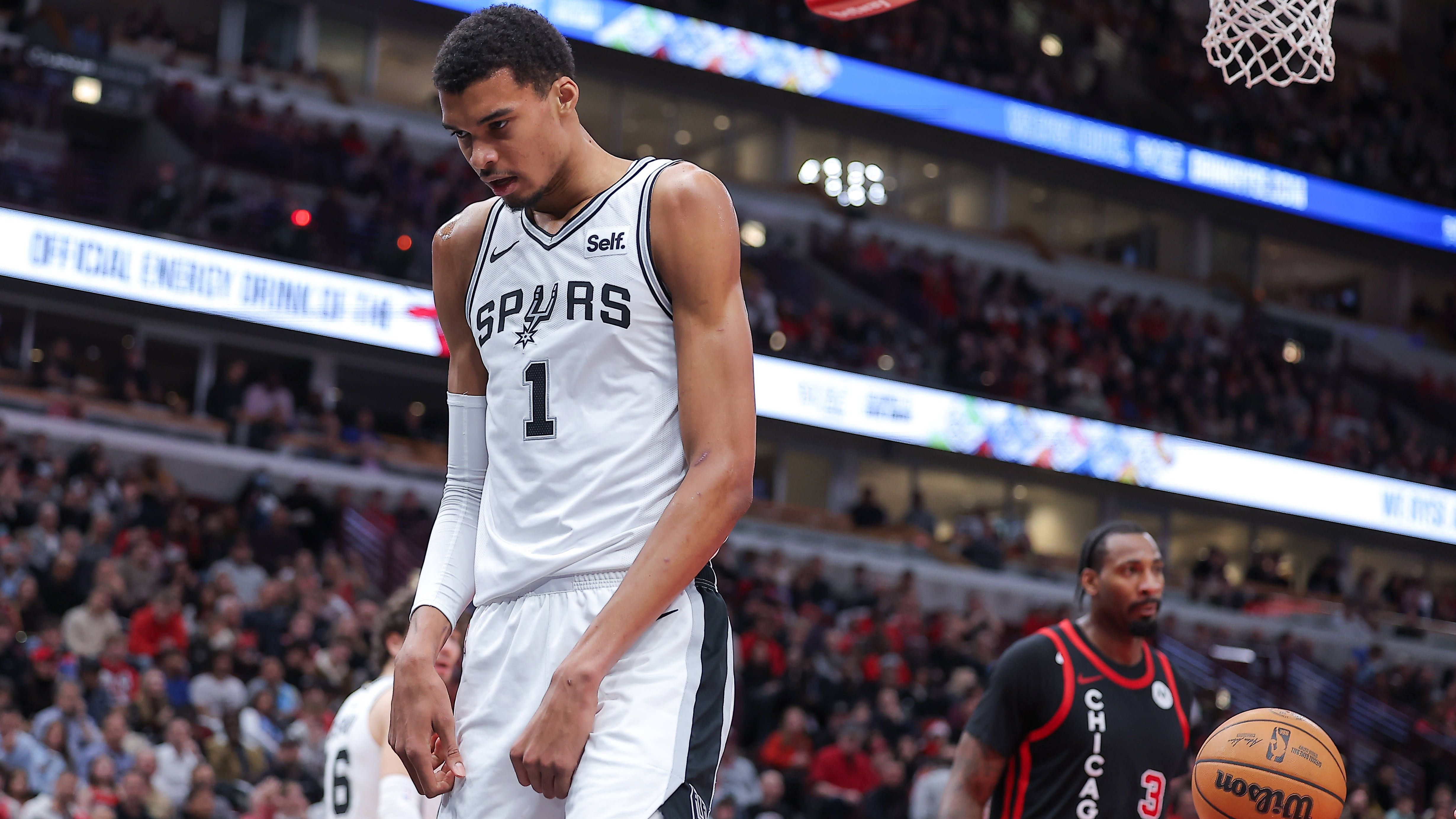 <strong>Victor Wembanyama (San Antonio Spurs) - Skills-Challenge: Team Top Picks</strong><br>Bei der Skills-Challenge tritt mit "Team Top-Picks!" auch Victor Wembanyama bei der Challenge an. Es wird interessant zu sehen, wie er die Aufgaben mit seiner enormen Köperlänge meistern wird.