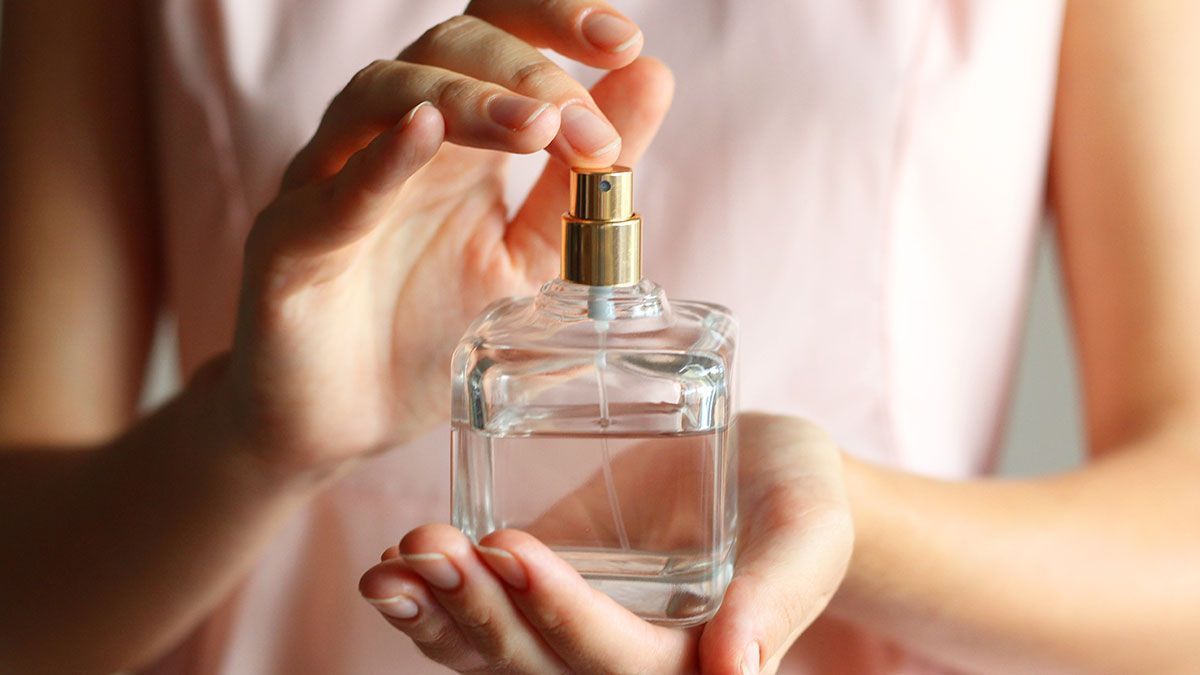 Duftstoffe in Kosmetik-Produkten und auch Parfüm-Artikeln können zu Ausschlägen auf der Haut führen – sowohl durch rein pflanzliche als auch synthetische Inhaltsstoffe.