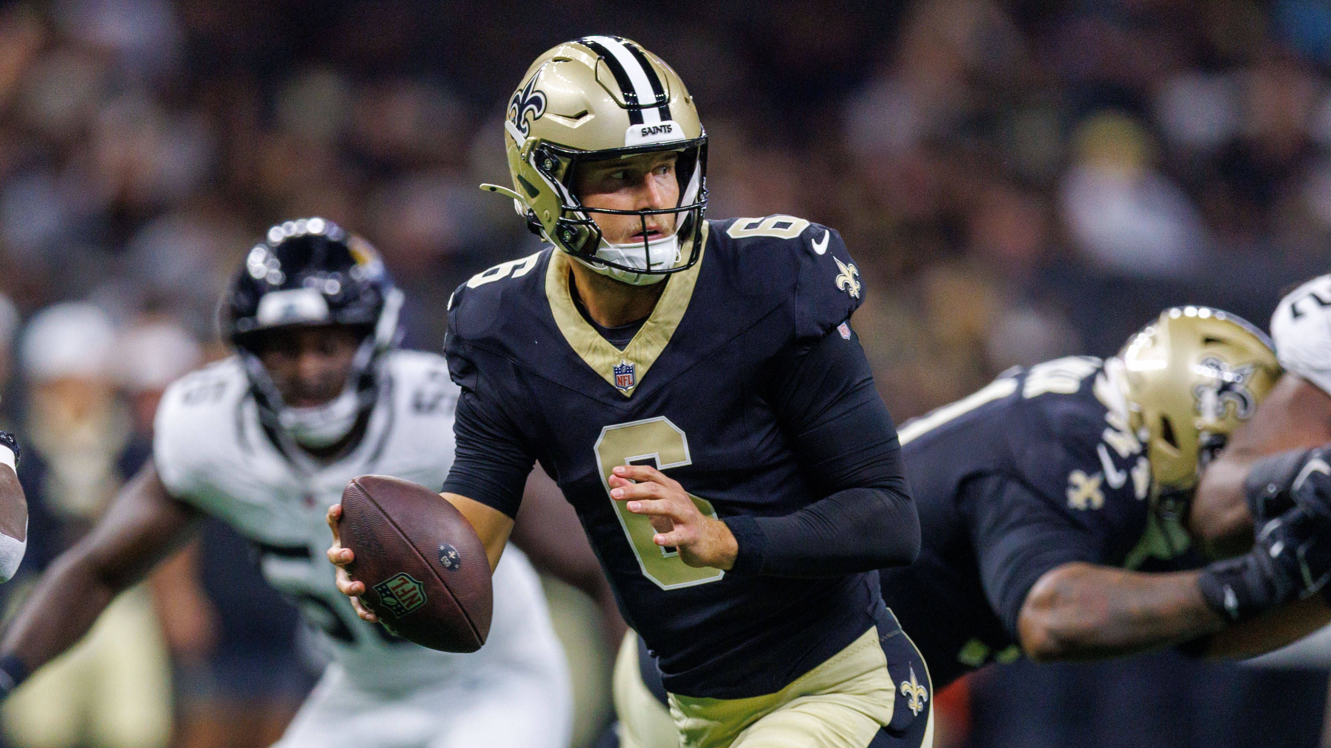 <strong>Platz 32: Tyler Shough (New Orleans Saints)</strong><br>Wer wird bei den Saints starten? Der <a data-li-document-ref="544653" href="https://www.ran.de/sports/american-football/nfl/news/nfl-derek-carr-erklaert-gruende-fuer-seinen-ruecktritt-bei-den-new-orleans-saints-544653">eigentliche QB1 Derek Carr</a> hat seine Karriere beendet. Mit dem 40. Pick wurde Tyler Shough (im Bild) überraschend früh gedraftet, bringt aber viel College-Erfahrung und einige gute Anlagen mit. Seine Konkurrenten sind Spencer Rattler und Jake Haener. In der Preseason durfte Shough bisher als Starter ran.