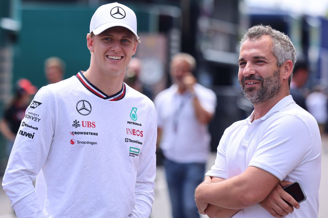 Timo Glock mit Mick Schumacher im Paddock der Formel 1. Könnten beide bald gegeneinander in der DTM fahren?