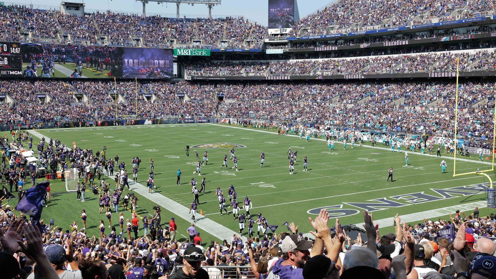 <strong>Stadionbesuch bei den Baltimore Ravens: 389,94 US-Dollar</strong> <br>Billigstes Ticket (vier Stück): 304,44 US-Dollar <br>Parkplatz: 50 US-Dollar <br>Bier (zwei Flaschen): 17,50 US-Dollar<br>Wasser (zwei Flaschen): 5 US-Dollar <br>Hot Dogs (vier Stück): 13 US-Dollar