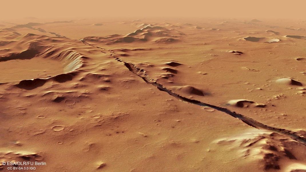 Zentrum der Beben ist das Grabengebiet Cerberus Fossae, etwa 1.700 Kilometer von dem Landeplatz der "Insights"-Sonde entfernt. Die riesige Blase aus geschmolzenem Gestein darunter erklärt, warum in der Region vor nur 53.000 Jahren noch Vulkane ausbrachen - geologisch gesehen quasi gestern.