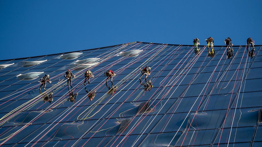 Fensterputzer arbeiten am 25. September 2018 an der Fassade der Elbphilharmonie.