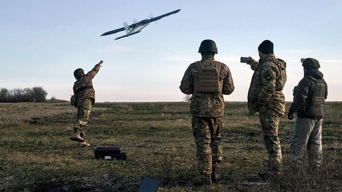 Ukrainische Soldaten starten eine Drohne