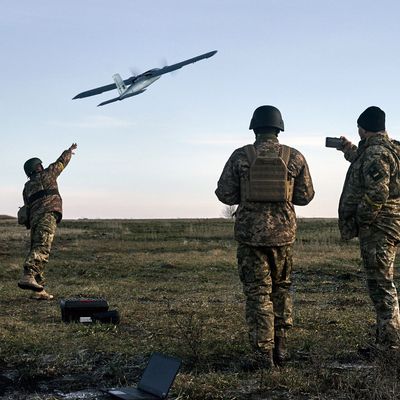 Ukrainische Soldaten starten eine Drohne