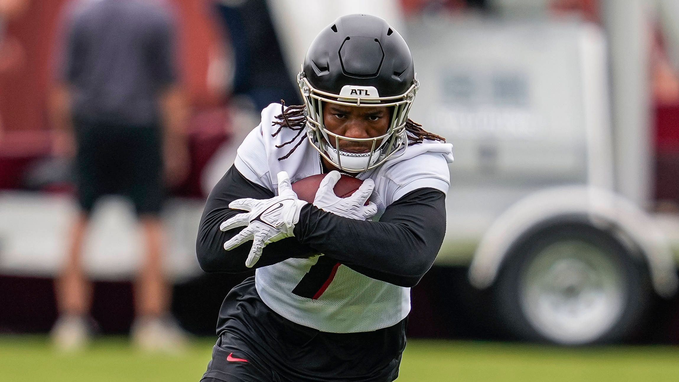 <strong>Offensive Rookie of the Year</strong> <br>(Vorjahressieger: Garrett Wilson, Wide Receiver, New York Jets)<br><br>Mit großen Vorschusslorbeeren kommt Running Back Bijan Robinson (Bild) zu den Atlanta Falcons. Der Erstrundenpick aus diesem Jahr soll die Offense von Tag eins an auf dem Boden schultern. Die beiden Quarterbacks Bryce Young von den Carolina Panthers und Anthony Richardson von den Indianapolis Colts sind ebenfalls favorisiert.