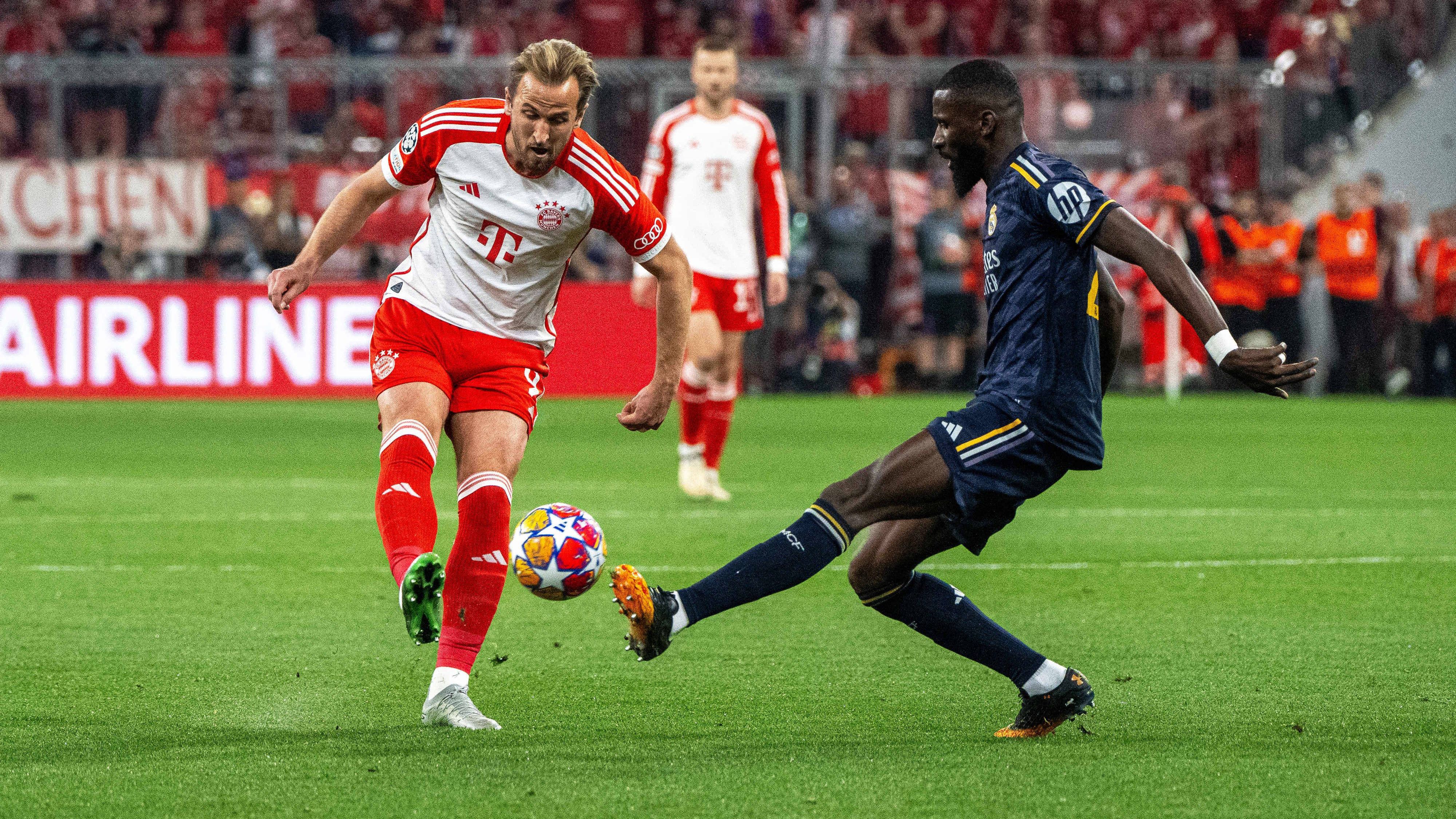 <strong>Rüdiger vs. Kane</strong><br>Während die Innenverteidiger des FC Bayern möglicherweise Geschwindigkeitsrekorde einstellen werden, dürfte Harry Kane einen neuen persönlichen Rekord für Zweikampfe aufstellen. Der bekommt es nämlich neben Nacho Fernandez (oder Eder Militao) mit Antonio Rüdiger zu tun. Der Nationalspieler gehört seit Monaten zu den besten Abwehrspielern Europas.