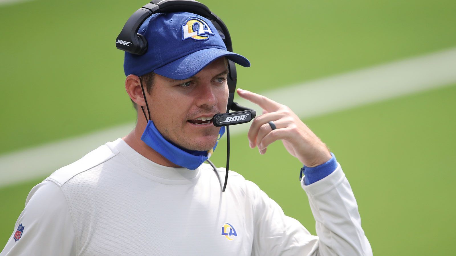 
                <strong>Kevin O'Connell (Offensive Coordinator der Los Angeles Rams)</strong><br>
                Ex-Quarterback, frühes Karriereende und eine erfolgreiche Gegenwart als Offensive Coordinator - das kommt uns irgendwie bekannt vor. Diesmal geht es um den OC der Los Angeles Rams. Diese Position bekleidet Kevin O'Connell seit dieser Saison, und es dürfte keinem NFL-Fan verborgen geblieben sein, dass Jared Goff 2020 einen deutlichen Aufschwung erlebt. Bislang änderte sich O'Connells Aufgabenfeld als Coach nach jeder Saison: 2015 begann er als Quarterbacks-Coach der Cleveland Browns, es folgten Anstellungen als Offensive Assistant der San Francisco 49ers, als Quarterbacks-Coach der Washington Redskins, wo er 2018 zusätzlich Passing Game Coordinator war, und dann als OC des Hauptstadt-Klubs. Bei den Lions dürfte sein Name bekannt sein: Der mittlerweile 35-Jährige wurde 2009 nach der Entlassung durch die New England Patriots von Detroit aufgenommen, dann aber für einen Siebtrunden-Pick zu den New York Jets getradet. Vielleicht gibt es ja ein Wiedersehen.
              