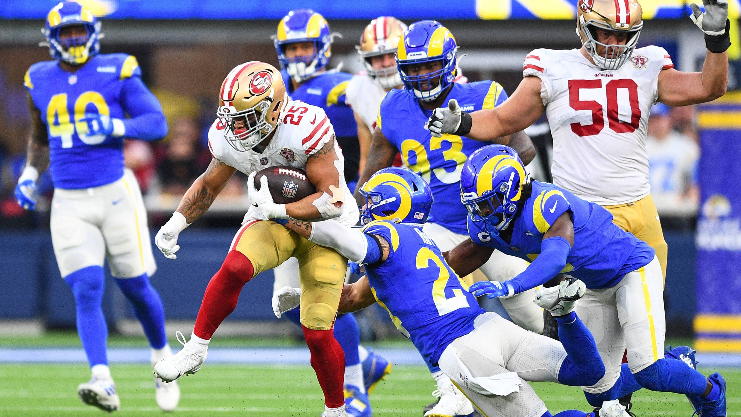 
                <strong>49ers at Rams: 49ers-Run-Game vs. Rams-Defense</strong><br>
                Mit Elijah Mitchell besitzen die San Francisco 49ers nicht nur einen explosiven Rookie im Backfield, sondern auch den führenden Läufer in den Playoffs. 149 Yards erlief der 23-Jährige bereits, zusammen mit dem allseits einsetzbaren Deebo Samuel ist vor allem das 49ers-Laufspiel über die Außen ein wichtiger Faktor. Dem gegenüber steht eine bockstarke Defense, die mit Aaron Donald und Von Miller zwei exzellente Pass Rusher besitzt, allerdings auch gegen den Lauf des Gegners enorme Stärken besitzt. So kamen die Tampa Bay Buccaneers nur auf 51 Rush-Yards, die Arizona Cardinals auf 61. San Francisco muss am Sonntag (ab ca. 0:25 Uhr live auf ProSieben und ran.de) sein Laufspiel früh ins Rollen bringen.
              