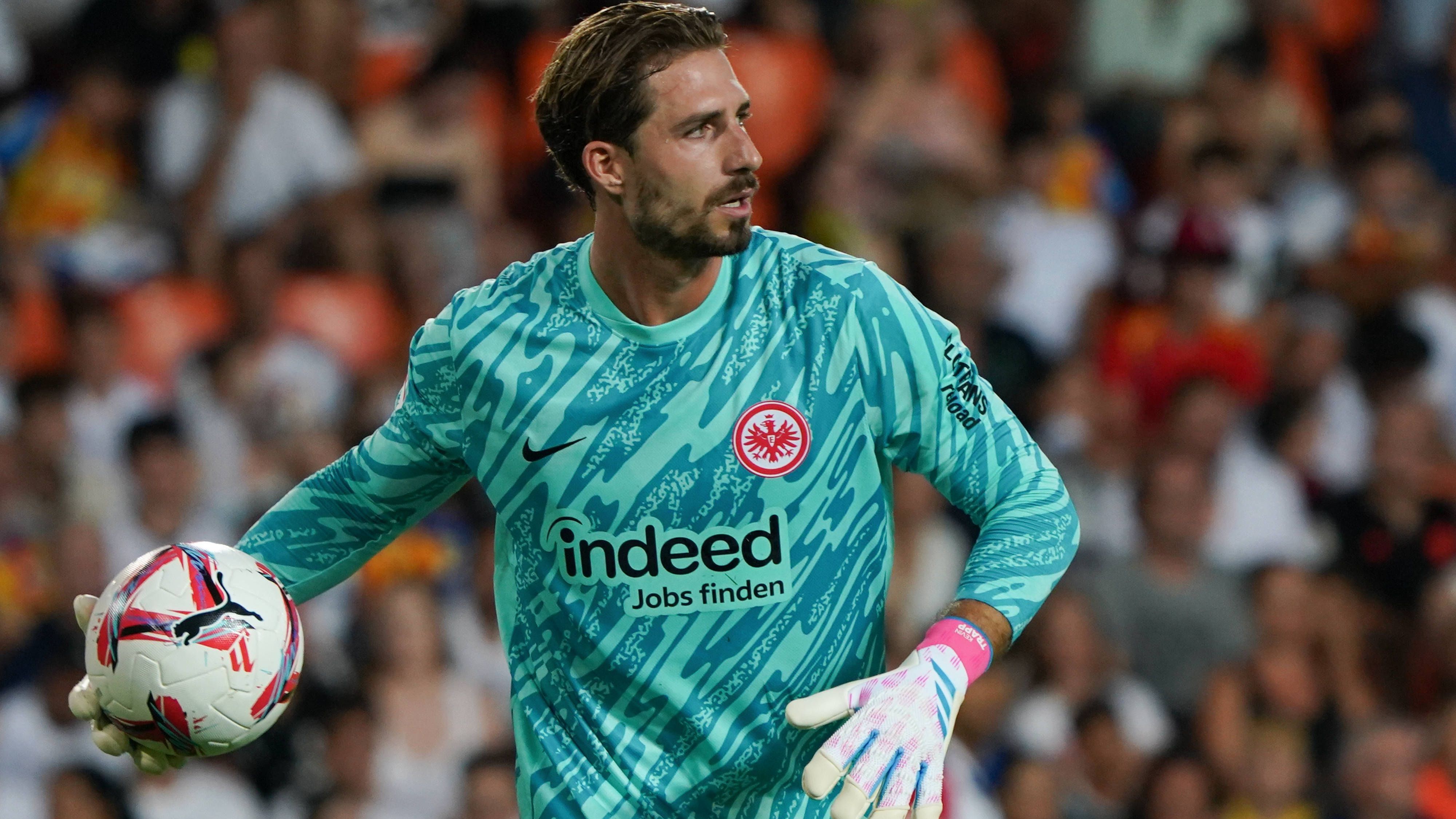 <strong>Eintracht Frankfurt: Kevin Trapp</strong><br>Der neue Mannschaftskapitän von Eintracht Frankfurt heißt Kevin Trapp. Dino Toppmöller hat den langjährigen Stammtorhüter der SGE zum Nachfolger von Sebastian Rode, der seit 2021 die Binde am Arm getragen und nach der vergangenen Spielzeit seine Karriere beendet hatte, ernannt.