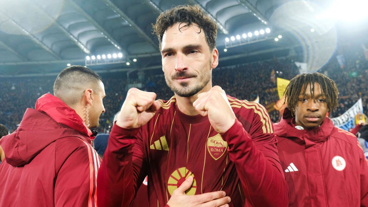 Italy: Serie a football match AS Roma vs SS Lazio As roma celebrate victory match during the Serie A football match between AS Roma vs SS Lazio at the Olimpico Stadium in Rome, Italy on January 05,...