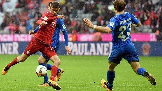 
                <strong>22. Spieltag: FC Bayern Torschüsse und Eckbälle</strong><br>
                22. Spieltag: Der FC Bayern feuerte im Heimspiel gegen Darmstadt (3:1) aus allen Rohren. Ingesamt gaben Doppeltorschütze Thomas Müller (li.) und seine Münchner Kollegen unglaubliche 36 Torschüsse ab und holten zudem noch 18 Eckbälle heraus - beides sind neue Saisonrekorde.
              