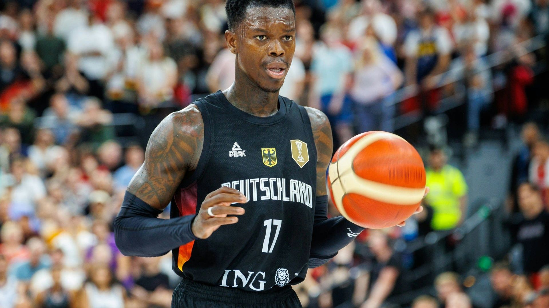<strong>Dennis Schröder (Deutschland/31)</strong> <br>Zuletzt tingelte der Weltmeisterkapitän in der NBA von Klub zu Klub, im Nationalteam ist Schröder die Konstante, um die sich alles dreht. Auch in der Vorbereitung zeigte der Point Guard trotz einiger Probleme wieder, dass er jederzeit ein Spiel an sich reißen und entscheiden kann. ...