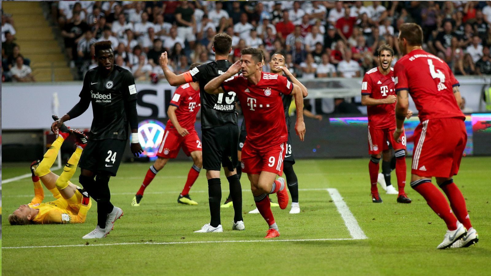 
                <strong>2018: Eintracht Frankfurt - FC Bayern München 0:5</strong><br>
                Das haben die Bayern persönlich genommen. Im DFB-Pokalfinale bezwang die Eintracht zuvor die Bayern, wenige Wochen später gibt es im Supercup die Revanche - auch wenn beide Erfolge nicht miteinander zu vergleichen sind. Eintrachts Pokalsieger-Trainer gibt sein Debüt auf der Bayern-Bank, bei den Frankfurtern ist Adi Hütter der neue Boss. Robert Lewandowski schenkt der Eintracht beim Kantersieg in der Commerzbank-Arena drei Buden ein. Am Ende eine mehr als klare Angelegenheit.
              