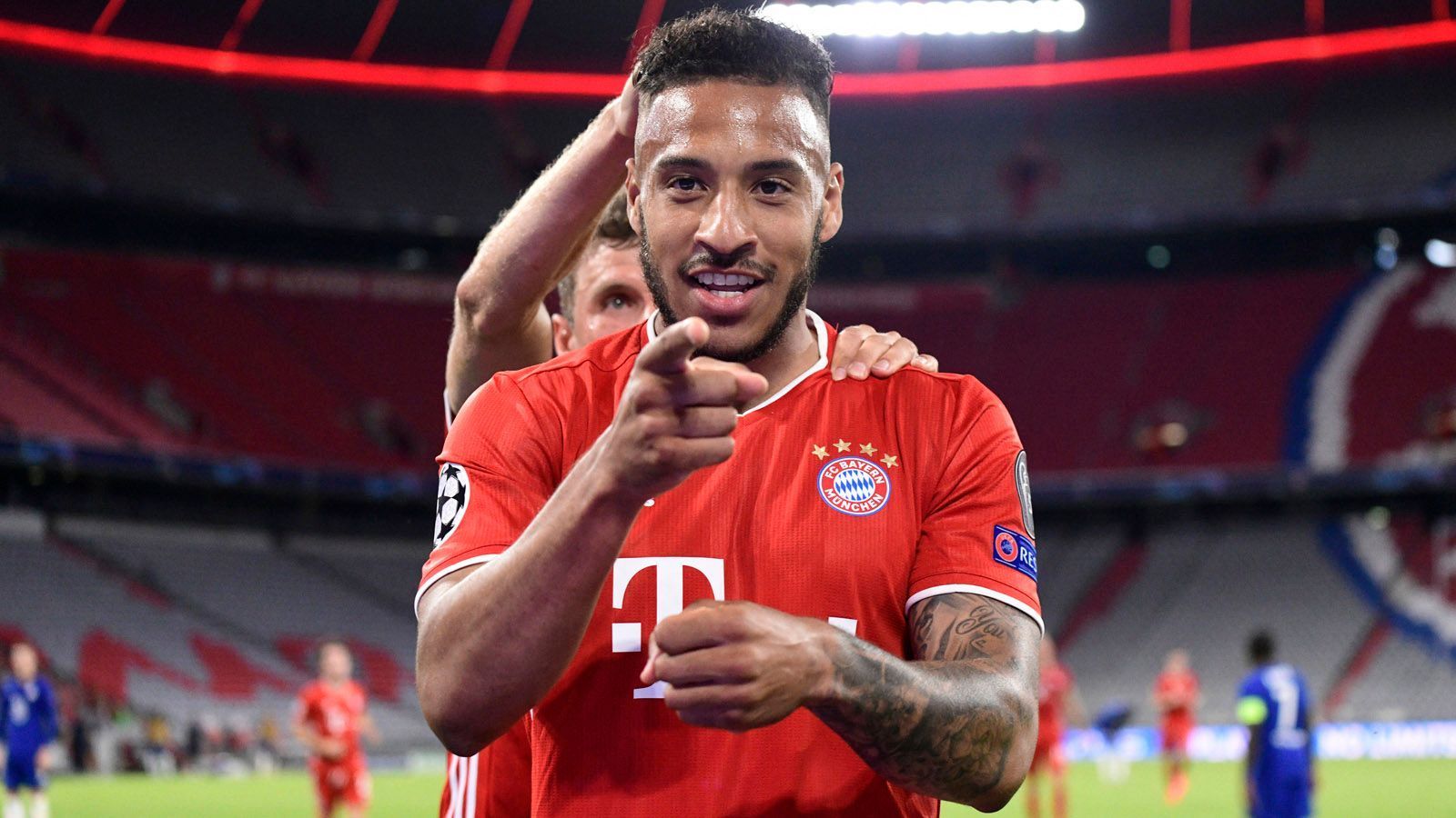 
                <strong>Corentin Tolisso</strong><br>
                Laut Uli Hoeneß ist der Franzose der logische Nachfolger von Thiago: "Wir haben Corentin Tolisso, der zwei Jahre durch Verletzungen zurückgeworfen wurde. Den kannst du blind reinwerfen." Der 26-Jährige wechselte im Sommer 2017 für eine Ablöse von rund 41,5 Millionen Euro von Olympique Lyon nach München. Aufgrund großer Verletzungsprobleme absolvierte er in den vergangenen beiden Spielzeiten insgesamt nur 15 Bundesligaspiele. Nun aber ist der Franzose fit, genießt zudem die Unterstützung des Trainers.  
              