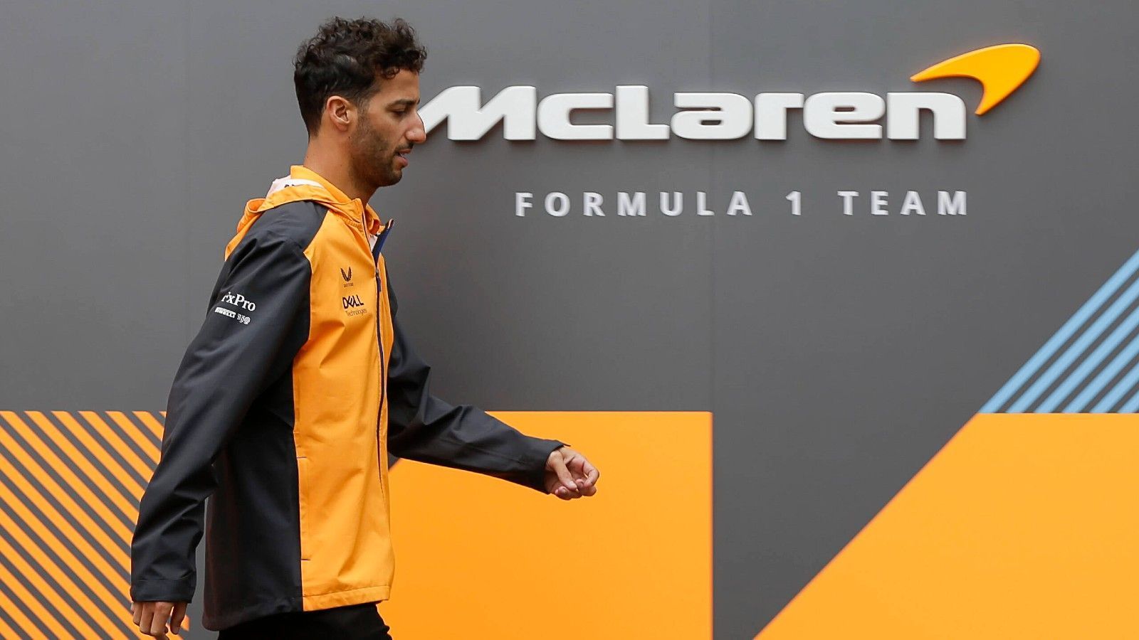 
                <strong>Verlierer: McLaren</strong><br>
                Ähnlich wie bei Mercedes sieht es auch bei McLaren aus. In der vergangenen Saison eines der Top-Teams, in diesem Jahr reicht es dagegen nur noch für das Mittelfeld. In Spa kommen Lando Norris und Daniel Ricciardo auf den Plätzen 12 und 15 und damit außerhalb der Punkte ins Ziel. "Überholen war unmöglich", konstatierte Norris nach dem Rennen. Und das, obwohl der Circuit de Spa-Francorchamps zum Überholen prädestiniert ist wie sonst kaum eine Strecke im Kalender. Das offen kommunizierte Aus von Ricciardo und der Streit mit Alpine um Supertalent Oscar Piastri sorgen auch nicht unbedingt für positive Schlagzeilen. Viel zu tun für den deutschen Teamchef Andreas Seidl.
              