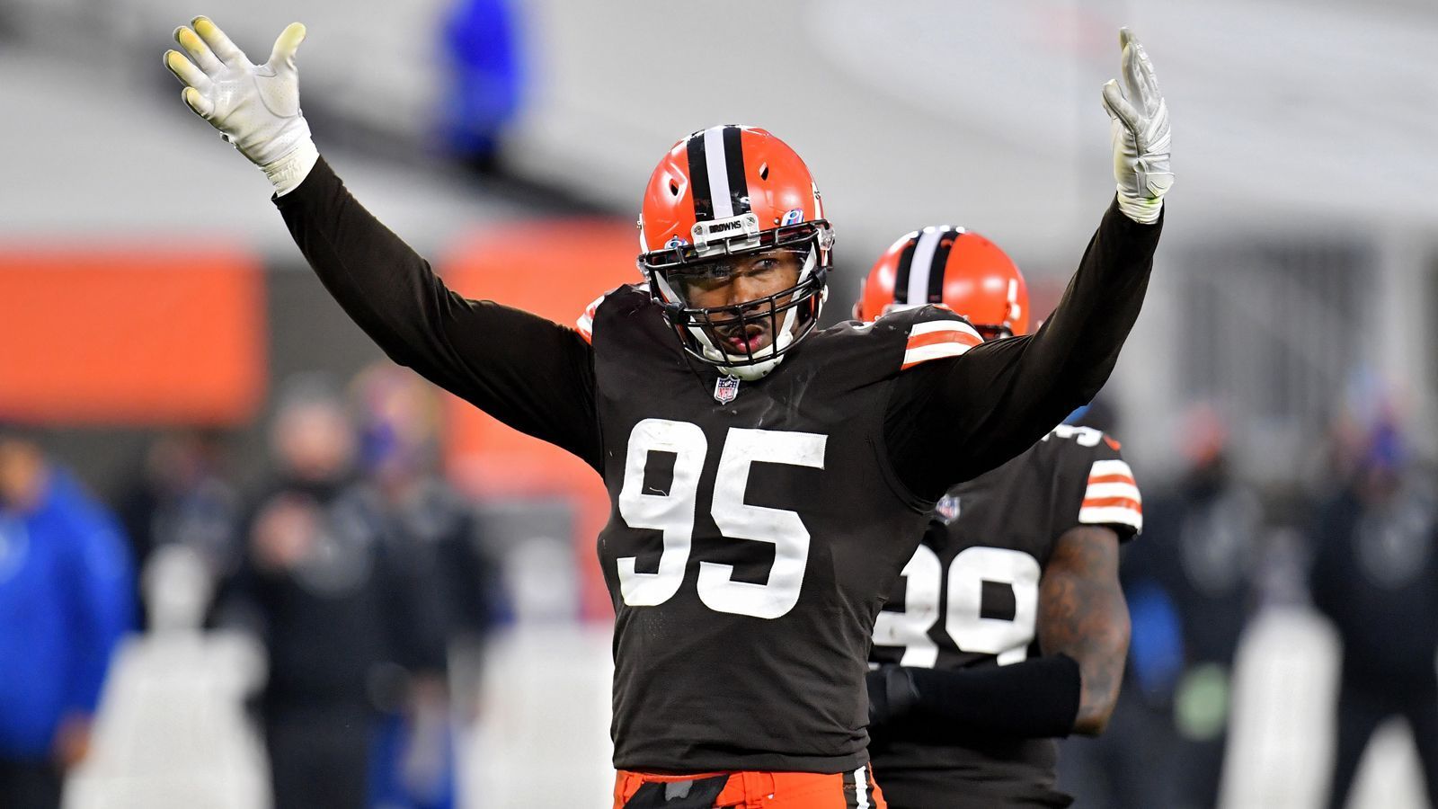 
                <strong>Defensive End</strong><br>
                AFC: Myles Garrett (Cleveland Browns, im Bild) - 244.899 - NFC: Chase Young (Washington Football Team) - 128.042
              