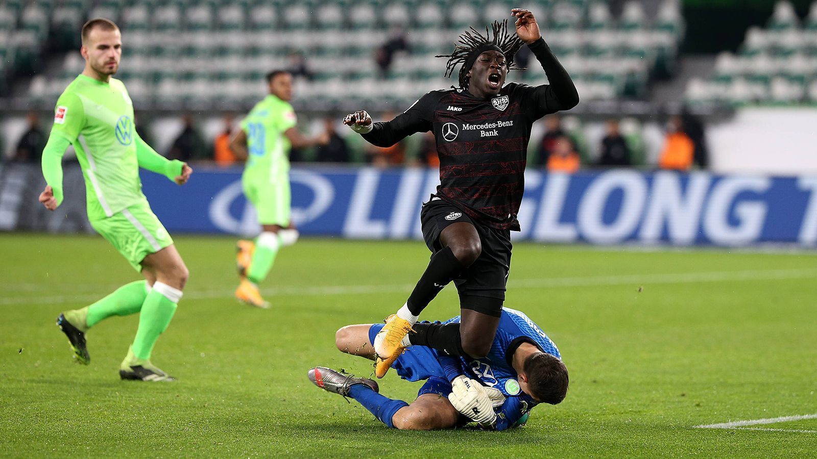 
                <strong>Tanguy Coulibaly (VfB Stuttgart)</strong><br>
                Nachdem der mittlerweile 19-jährige Coulibaly vor anderthalb Jahren aus der U19 von PSG zum VfB gewechselt war, kam der Linksaußen in der gesamten Zweitligasaison nur 20 Minuten zum Einsatz. So war es also nicht unbedingt zu erwarten, dass Coulibaly in seiner ersten Saison in der Bundesliga dermaßen explodiert und nicht nur wegen seiner zwei Tore zu einer der aufregendsten Neuentdeckungen der Saison avancierte. Wie "France Football" berichtet, soll Borussia Dortmund bereits ein Auge auf den Stuttgarter geworfen haben.
              