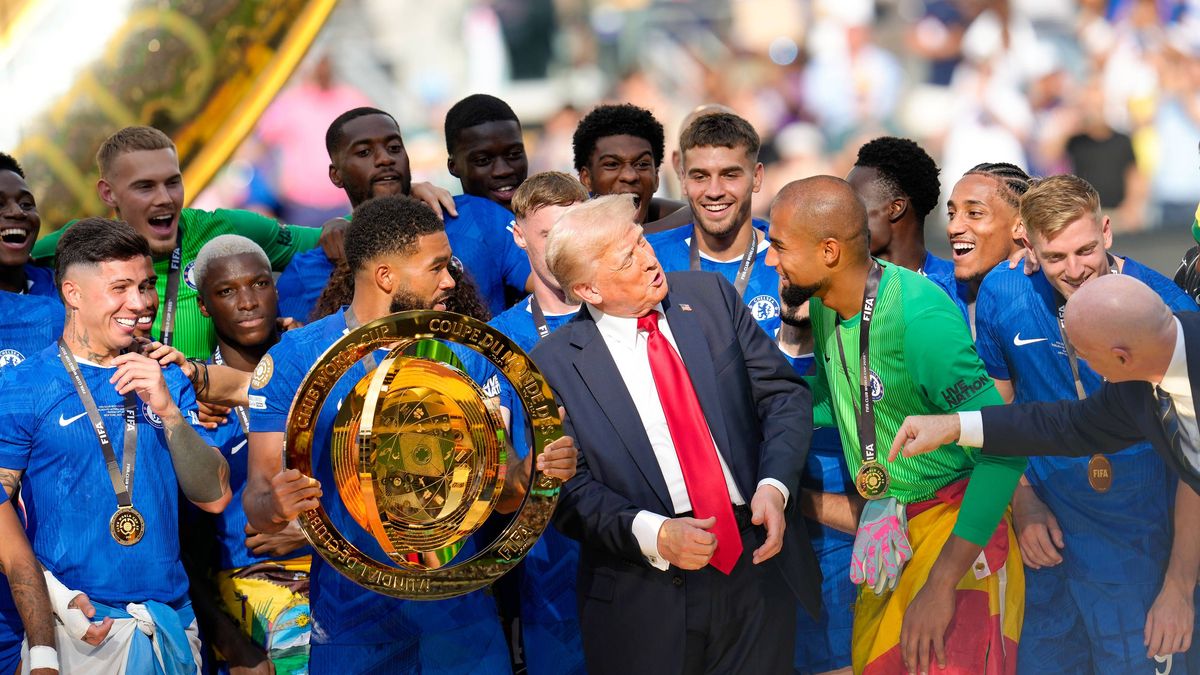Reece James (Chelsea FC, 24) haelt den FIFA Club World Cup 2025 Pokal, waehrend Chelsea nach dem Sieg gegen Paris Saint-Germain im Finale feiert. US-Praesident Donald Trump ist auf der Buehne, um m...