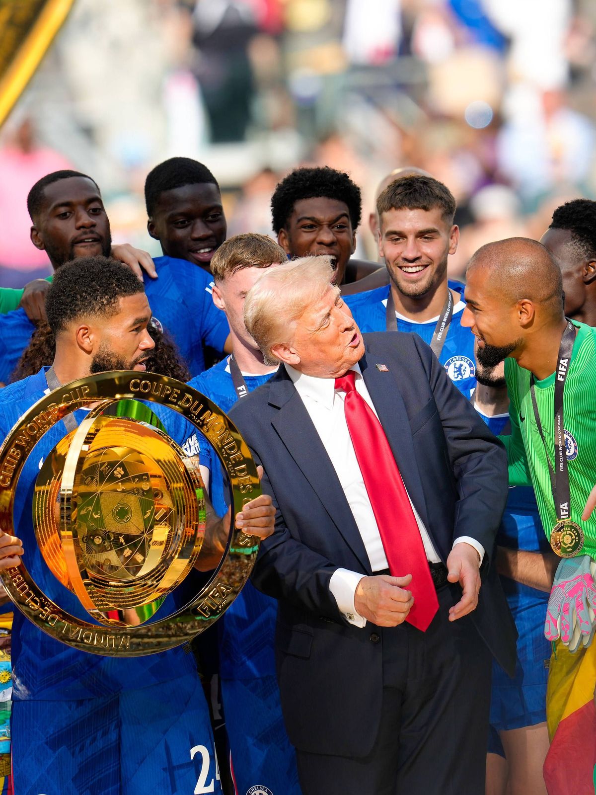 Reece James (Chelsea FC, 24) haelt den FIFA Club World Cup 2025 Pokal, waehrend Chelsea nach dem Sieg gegen Paris Saint-Germain im Finale feiert. US-Praesident Donald Trump ist auf der Buehne, um m...
