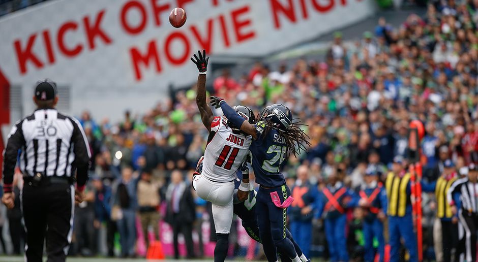 
                <strong>Mr. Playoffs</strong><br>
                Sherman zeigt seine besondere Klasse gegen die stärksten Receiver wie hier im Bild Julio Jones. In den Playoffs erlaubt der 29-Jährige nur Completions von 46,1 Prozent und ein Pass-Rating von 49,5 gegen sich. 
              