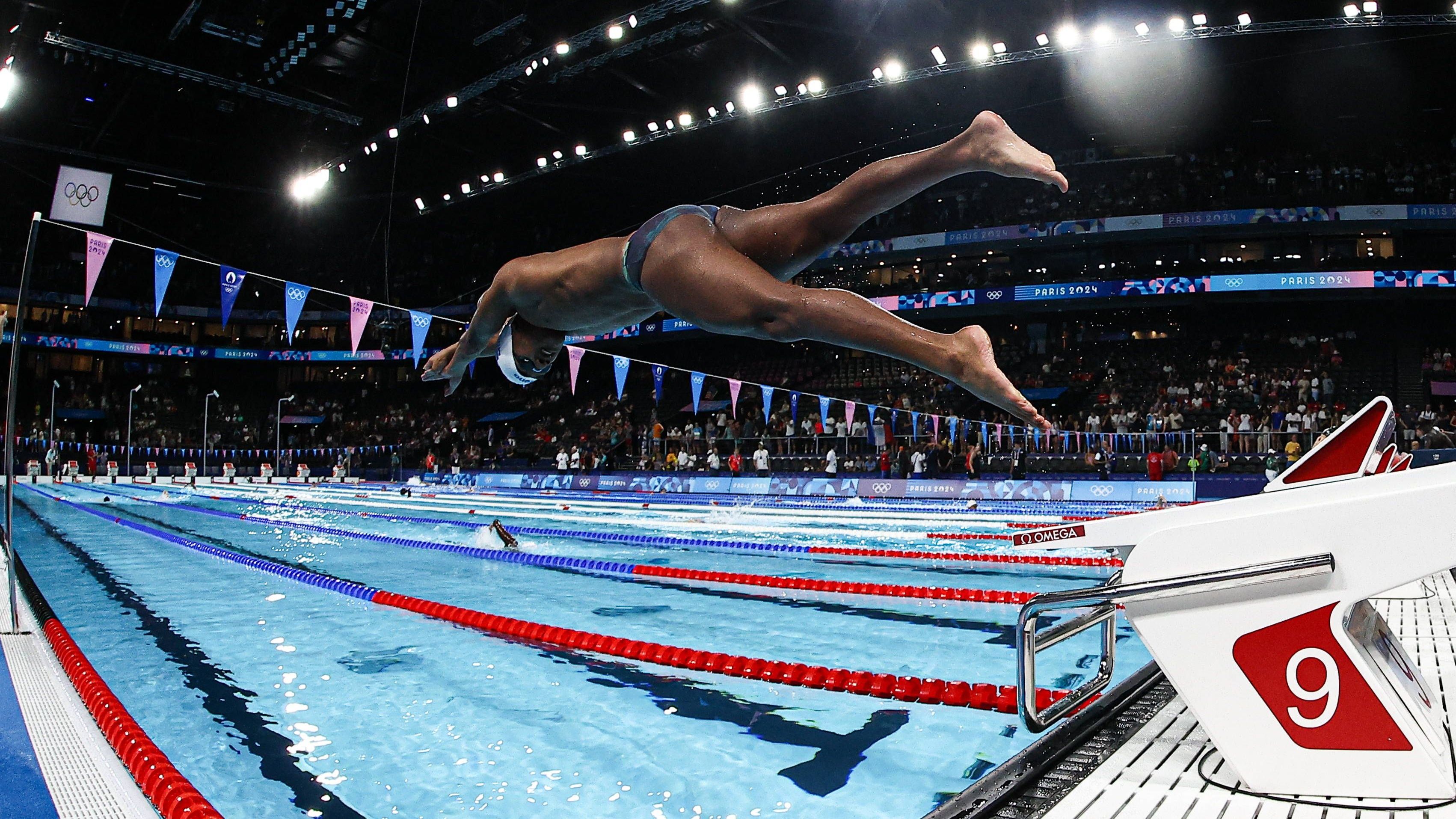 <strong>Olympia 2024: Die besten Bilder des sechsten Tages</strong><br>Auf ins kühle Nass geht's für diesen Schwimmer in der La Defense Arena. Im Becken sollte ihm aber doch ziemlich schnell warm werden.