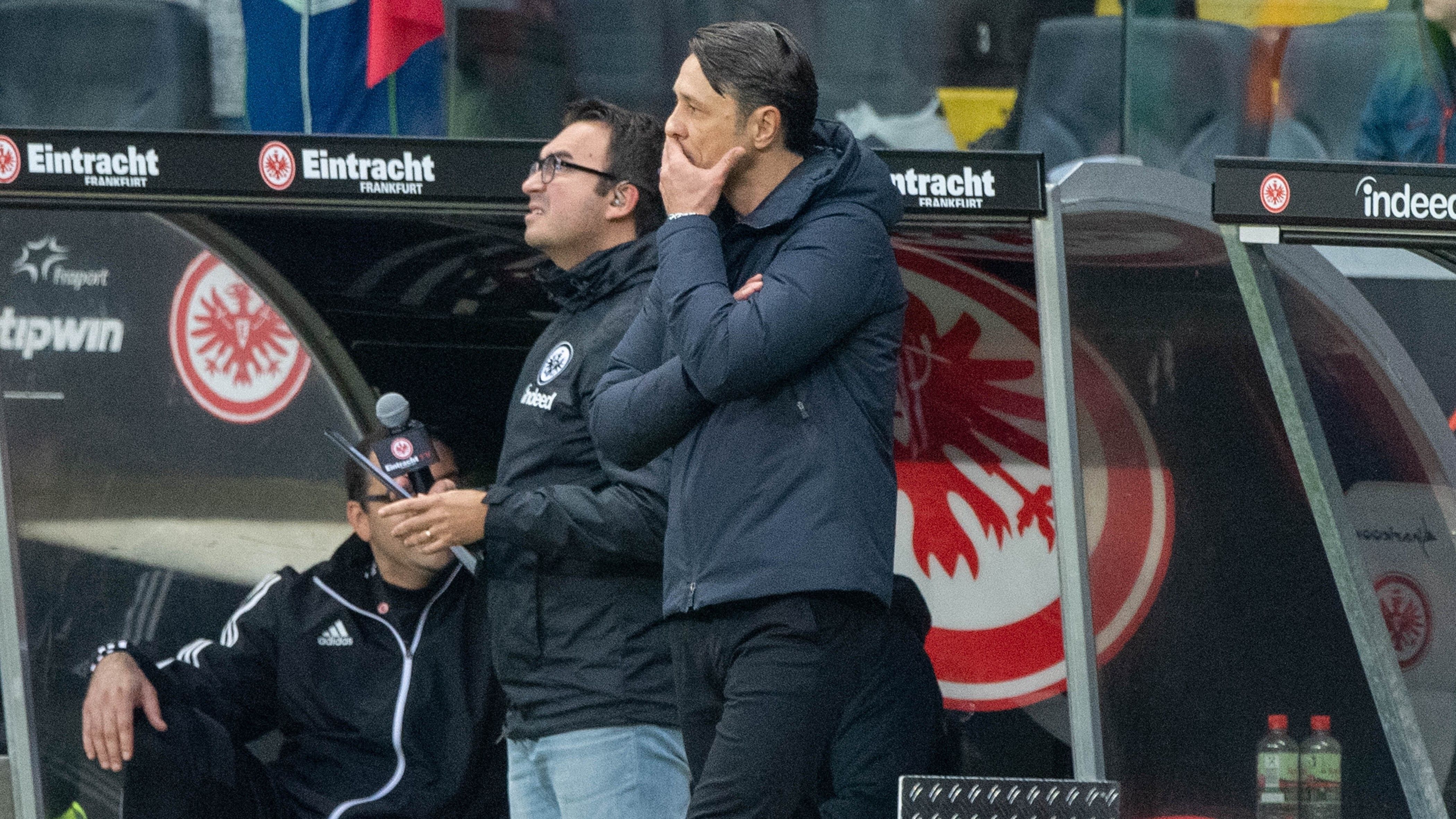 
                <strong>Saison 2019/2020 - Titel Nummer acht</strong><br>
                Dass Trainer und Mannschaft nicht perfekt harmonieren, war schon früh zu sehen in der Amtszeit von Kovac. Um den Kroaten zu unterstützen, bekam er deswegen Hansi Flick als Co-Trainer an die Seite gestellt. Es war ein kluger Schachzug der Klubführung, denn die Bayern-Profis konnten sich auch in der neuen Saison nicht mit dem Kovac-Fußball anfreunden. Nach einem 1:5 in Frankfurt endete das Kapitel.
              