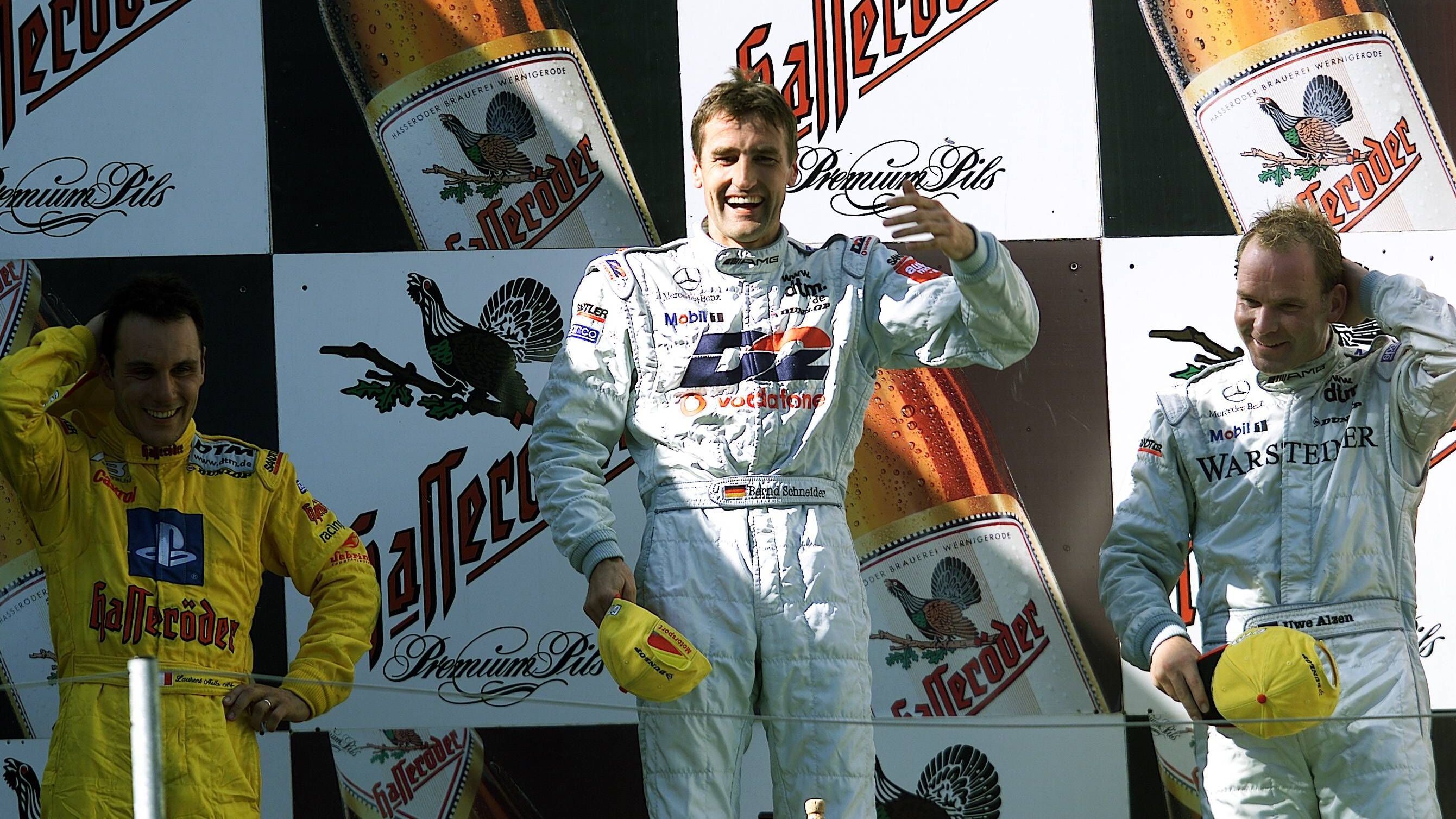 <strong>2001: Bernd Schneider (Mitte)</strong><br>Der Deutsche gewann die DTM 2001 in seinem Mercedes-Benz CLK-DTM