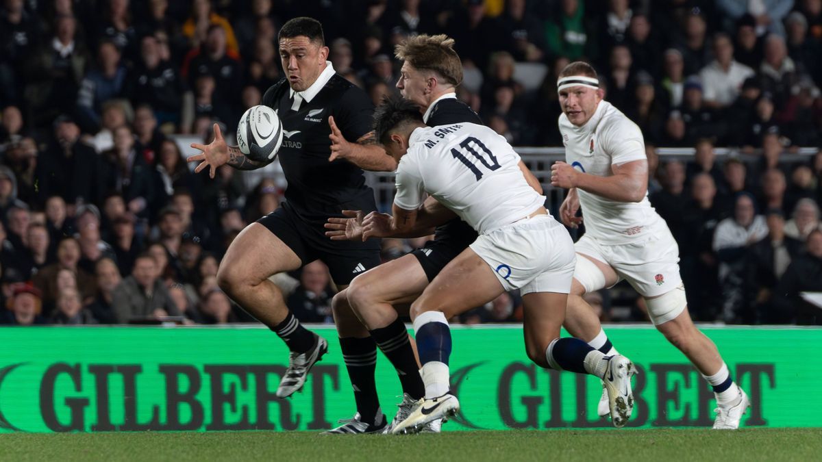 Auckland, New Zealand, 13 July 2024: All Black hooker Codie Taylor runs onto a pass from team mate, second-five-eight Jordie Barrett. New Zealand All Blacks vs England. Steinlager Ultra Low Carb, s...