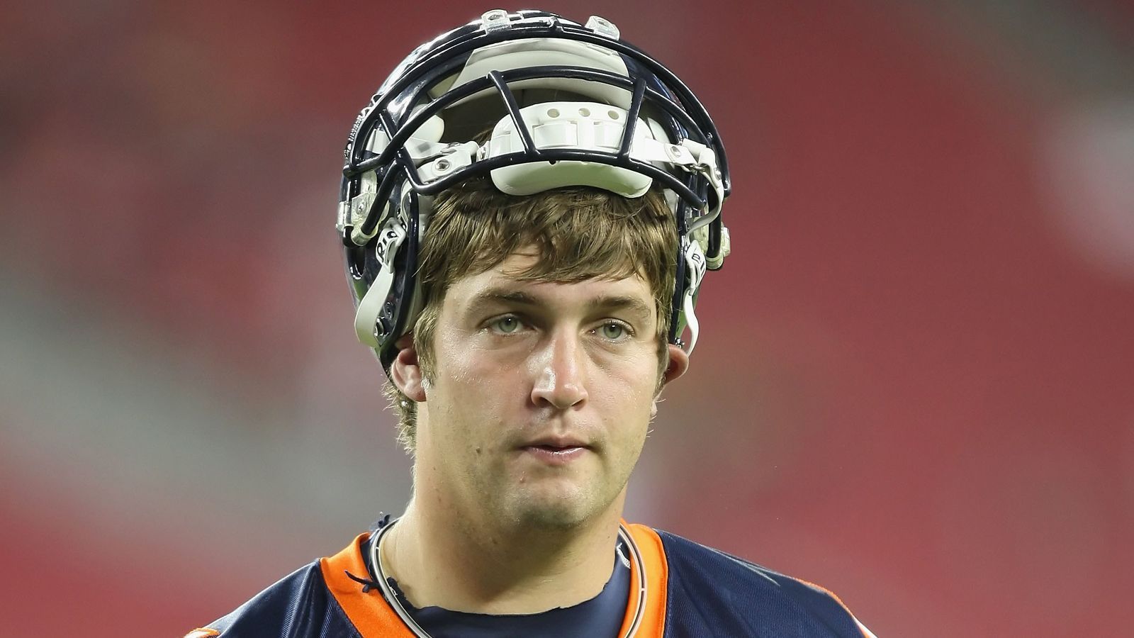 
                <strong>Denver Broncos - Jay Cutler</strong><br>
                "Ein Trade, der oft als einer der schlechtesten in der Geschichte der Denver Broncos angesehen wird, ist der Trade von Quarterback Jay Cutler im Jahr 2009. Die Denver Broncos tradeten Jay Cutler an die Chicago Bears im Austausch gegen Quarterback Kyle Orton, zwei Erstrunden-Draftpicks (2009 und 2010) sowie einen Drittrunden-Draftpick (2009). Cutler war zu dieser Zeit der etablierte Starter der Broncos und galt als aufstrebendes Talent auf der Quarterback-Position. Der Trade wurde von vielen als schlecht bewertet, da Cutler als vielversprechender Quarterback angesehen wurde und die erhaltenen Draftpicks und Orton den Verlust nicht ausreichend ausglichen. Cutler setzte seine Karriere bei den Bears fort und hatte dort einige erfolgreiche Spielzeiten, während die Broncos Schwierigkeiten hatten, auf der Quarterback-Position Stabilität zu finden."
              